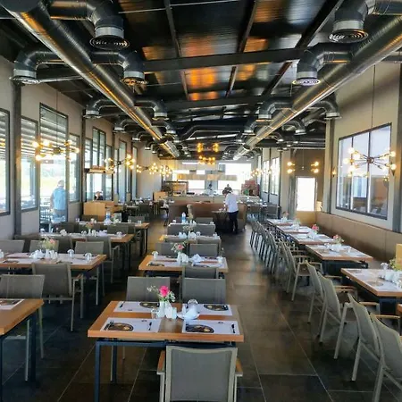 Royal Towers Lara מלון
